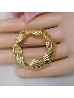 Trifari Gold tone Round Wreath Brooch Vintage Signed Pin